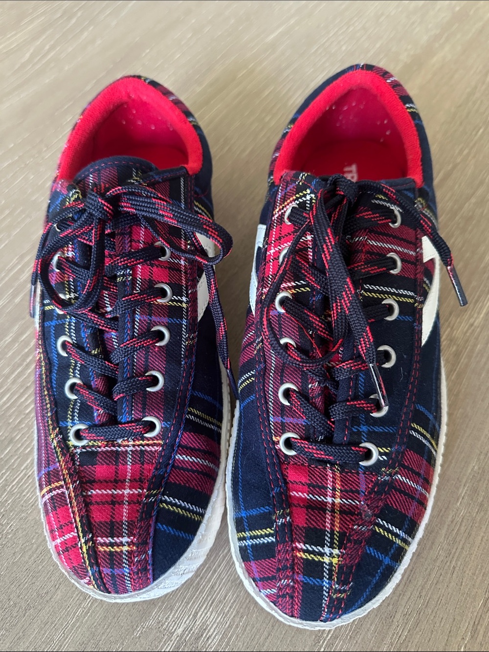 Tretorn Holiday Plaid Lace-Up Women’s Sneakers in Red and Navy Size 8.5 like new